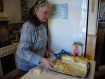 Raijan tarjoamasta syntymäpäiväkakusta ei ole enää paljoa jäljellä.