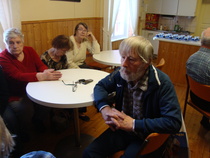 Ystävänpäivän osallistujat odottamassa kahvia ja kakkua.