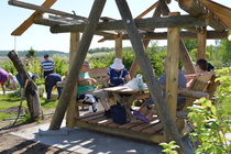 Kahvipöytä oli katettuna pihakeinussa.