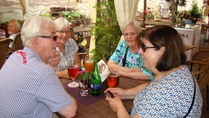 Terassiravintola Valmierassa. Annikki, Leila, Liisa ja Matti juttusilla ennen ruuan saapumista.