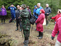 Vaisakko-retkellä toukokuussa. Lähteellä lauloimme "Sua lähde kaunis katselen".