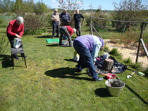 Betonikoristeiden tekoa Allënin vehreässä puutarhassa.