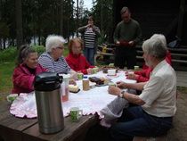 Leirisalon pihalla nautimme kahvit heinäkuun alussa.