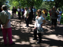 Lehtipuiden siimeksessä Kultarannassa. Mahtoiko olla kesän kaunein päivä.