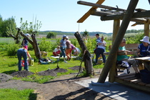 Betonikoristeiden valmistusta Raijan ja Kalevin omenapuutarhassa kesällä 2016. 