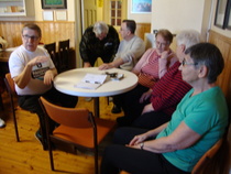 Ystävänpäiväläisiä jutustelemassa.